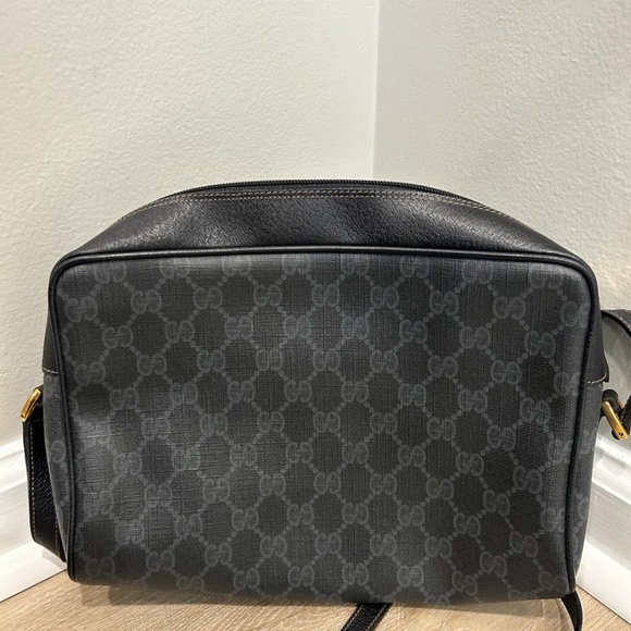 100% GUARANTEED AUTHENTIC Gucci GG Canvas Crossbody - Picture 5 of 10
